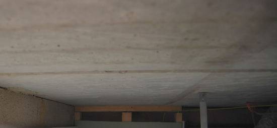 Бетонный потолок в интерьере - фото