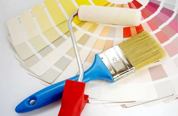 Какой инструмент лучший для покраски: кисть или валик? - фото