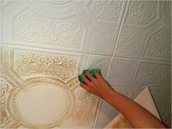 Как самостоятельно покрасить потолочную плитку? - фото