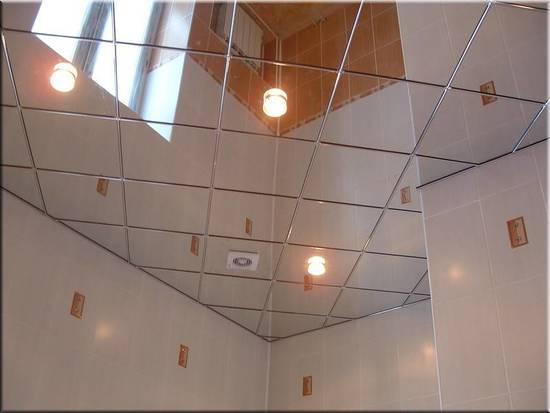 Зеркальный потолок в ванной комнате - фото