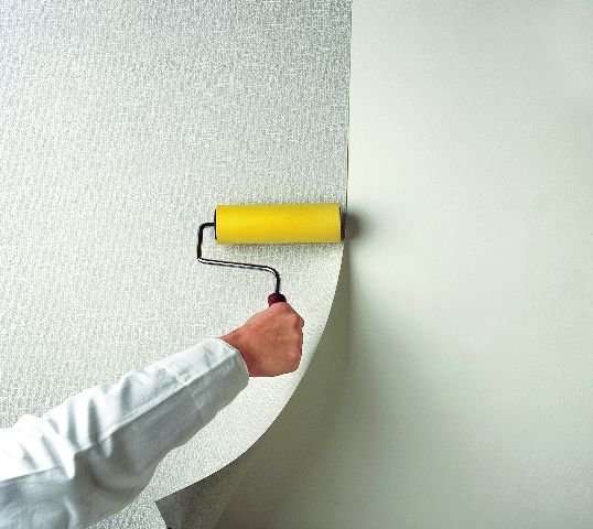 Подготовка стен с водоэмульсионной краской и правила наклеивания обоев - фото