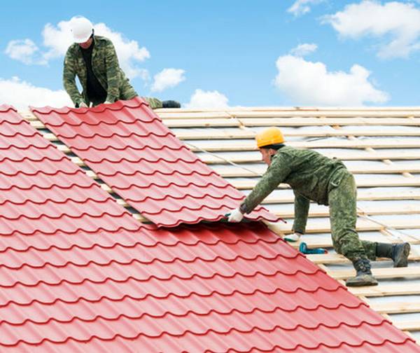 Как крепить профнастил на крыше дома правильно - фото