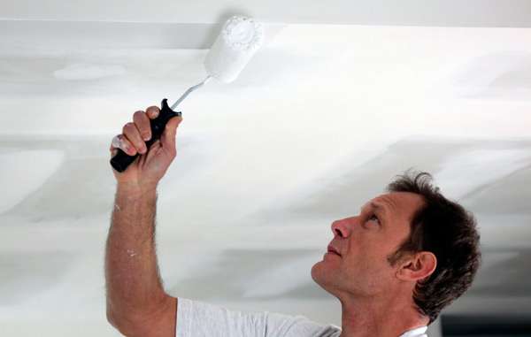 Советы и рекомендации по покраске потолка без разводов - фото