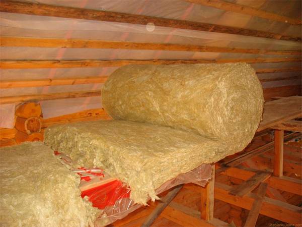 Как утеплить крышу деревянного дома: особенности и тонкости - фото