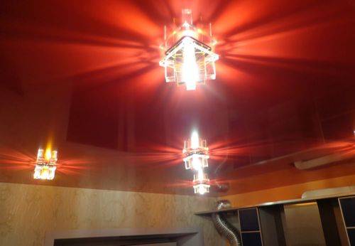 Какие светильники для натяжного потолка оптимально подходят: рекомендации специалистов с фото