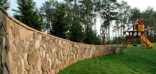 Каменный забор - фото