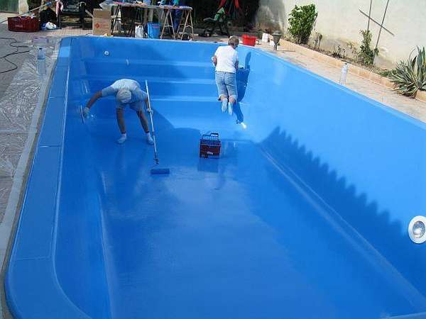 Выбор и процесс нанесения краски для бассейна с фото