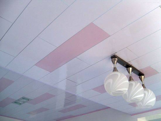 Правила монтажа пластиковых панелей на потолок с фото