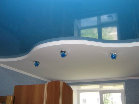 Красивые двухуровневые потолки на кухне - фото