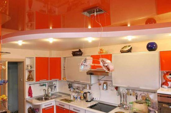 Дизайн натяжных потолков на кухне - фото
