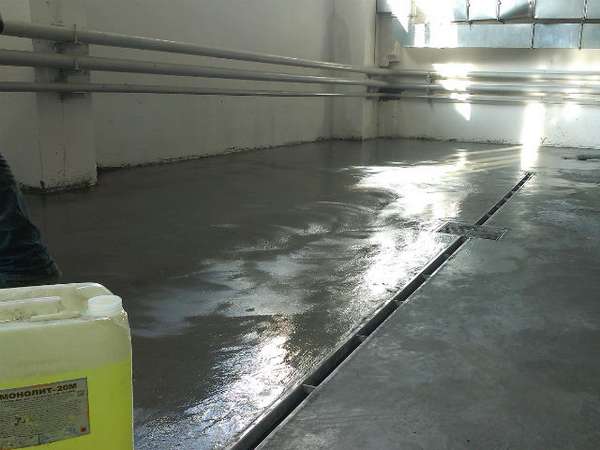 Чем покрыть бетонный пол чтобы он не пылил? - фото