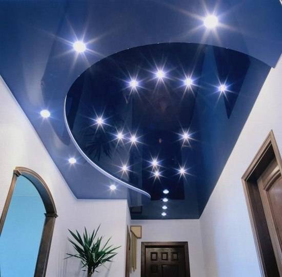 Какие лампы лучше галогеновые или светодиодные для натяжных потолков с фото