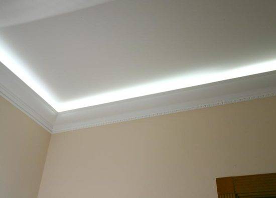 Как осуществить подсветку потолка светодиодной лентой под плинтусом - фото