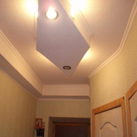 Подвесной потолок в коридоре из гипсокартона - фото