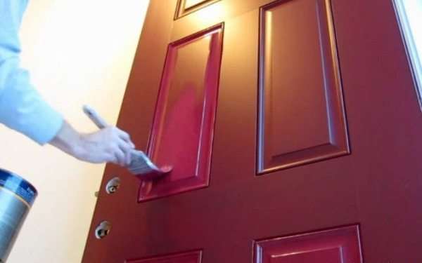 Как покрасить деревянную дверь своими руками? - фото