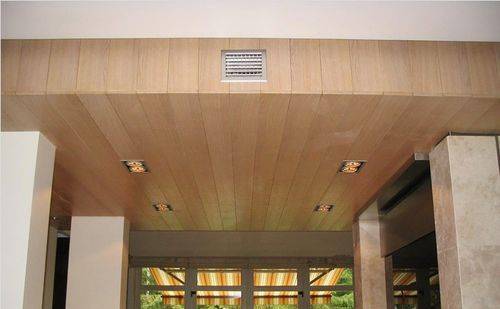 Особенности изготовления потолка из деревянных панелей - фото