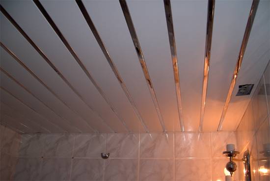 Реечные подвесные потолки для ванной комнаты - фото