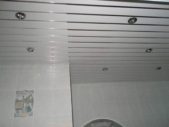 Реечные потолки для ванной комнаты с фото