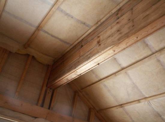 Утепление потолка в деревянном доме - фото