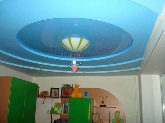 Цветные натяжные потолки в интерьере комнат - фото
